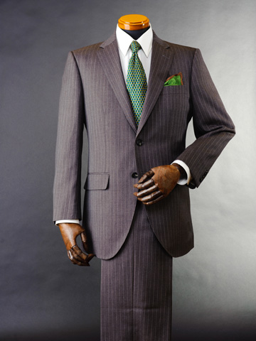 ブラウンの中間色、1cm幅のペンシルストライプ。茶系スーツはオッと目につき、逆にオシャレ！